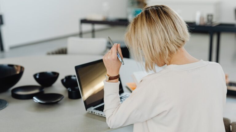 KI-Tools für Solopreneurinnen 2026: Die 12 wichtigsten Anwendungen für dein Business