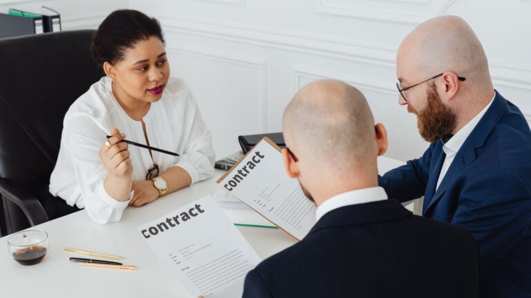 Kundenverträge für Solopreneurinnen: Vertragsarten, Bausteine und Fallstricke
