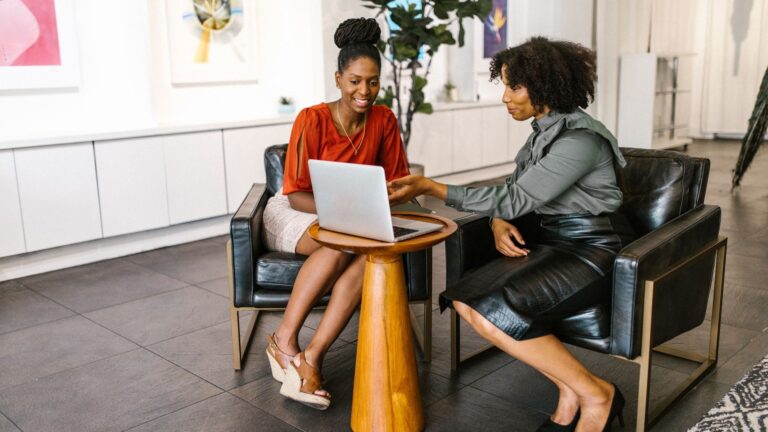 Freelancer einsetzen als Solopreneurin: Werkvertrag, Dienstvertrag und Scheinselbständigkeit sicher unterscheiden
