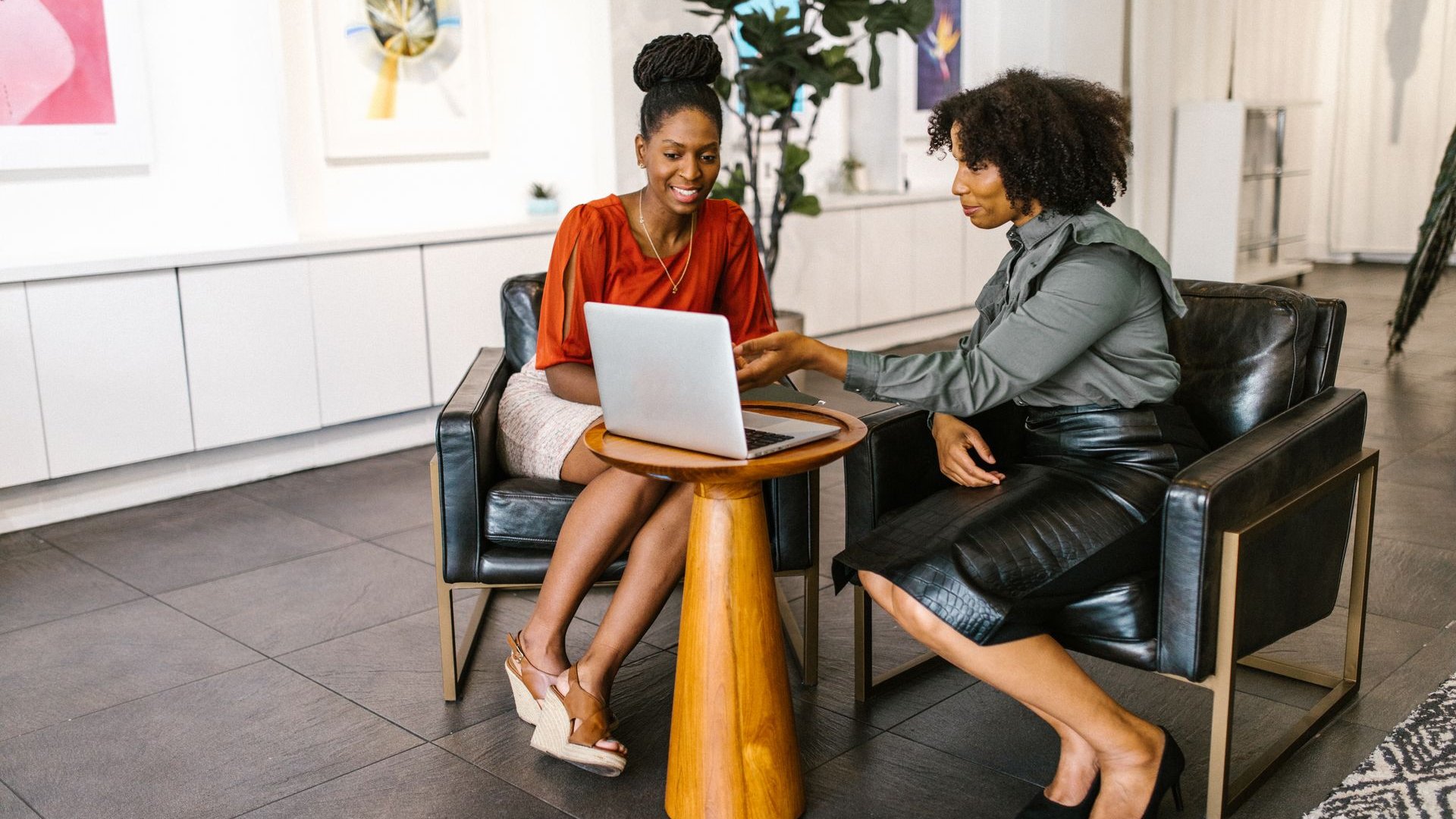 Freelancer einsetzen als Solopreneurin: Werkvertrag, Dienstvertrag und Scheinselbständigkeit sicher unterscheiden