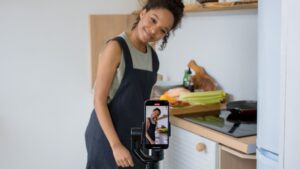 Social-Media-Strategie fuer Solopreneurinnen: LinkedIn, Instagram oder TikTok?