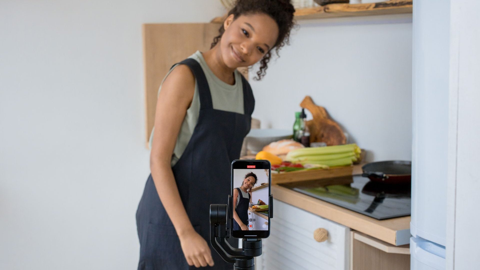 Social-Media-Strategie fuer Solopreneurinnen: LinkedIn, Instagram oder TikTok?